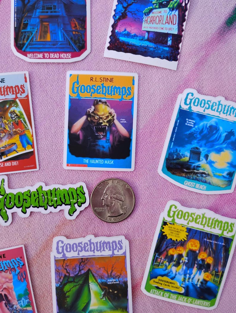 K&ouml;nnte beinhalten: Eine Sammlung von Goosebumps-Aufklebern und einer M&uuml;nze. Die Aufkleber zeigen Buchcover mit gruseligen Illustrationen und Titeln wie "The Haunted Mask" und "Attack of the Jack-O-Lanterns". Die M&uuml;nze ist von 1995.