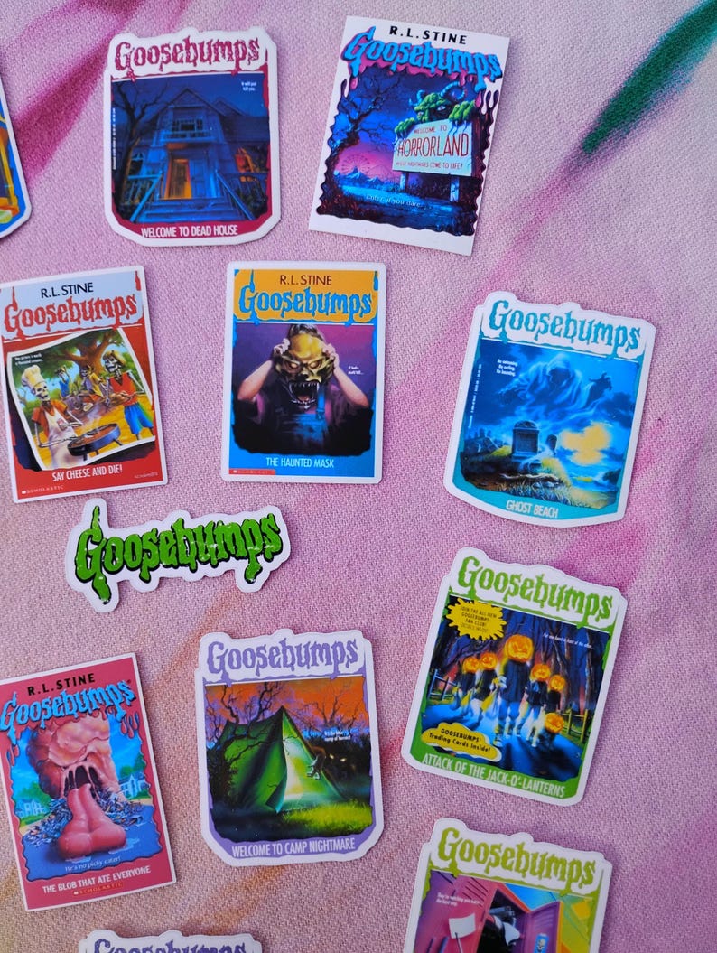 K&ouml;nnte beinhalten: Eine Sammlung farbenfroher Goosebumps-Aufkleber mit verschiedenen Buchcovern. Die Aufkleber zeigen gruselige Illustrationen und Titel wie "Welcome to Dead House", "Horrorland" und "The Haunted Mask". Die Aufkleber befinden sich auf einer rosa Oberfl&auml;che.