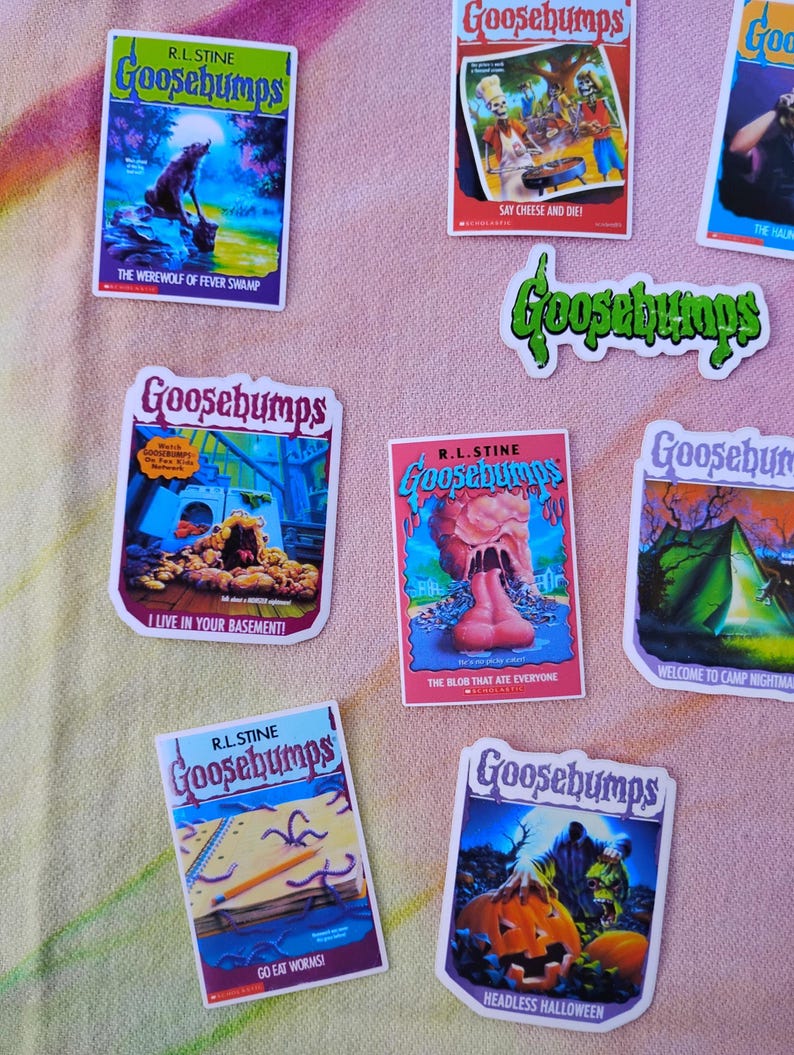 K&ouml;nnte beinhalten: Eine Sammlung von Goosebumps-Stickern mit verschiedenen Buchcovern. Titel sind "Der Werwolf vom Fiebersumpf", "Sag K&auml;se und stirb!", "Ich wohne in deinem Keller!", "Der Schleim, der alles fra&szlig;", "Willkommen im Camp Nightmare", "Esst W&uuml;rmer!" und "Kopfloses Halloween."