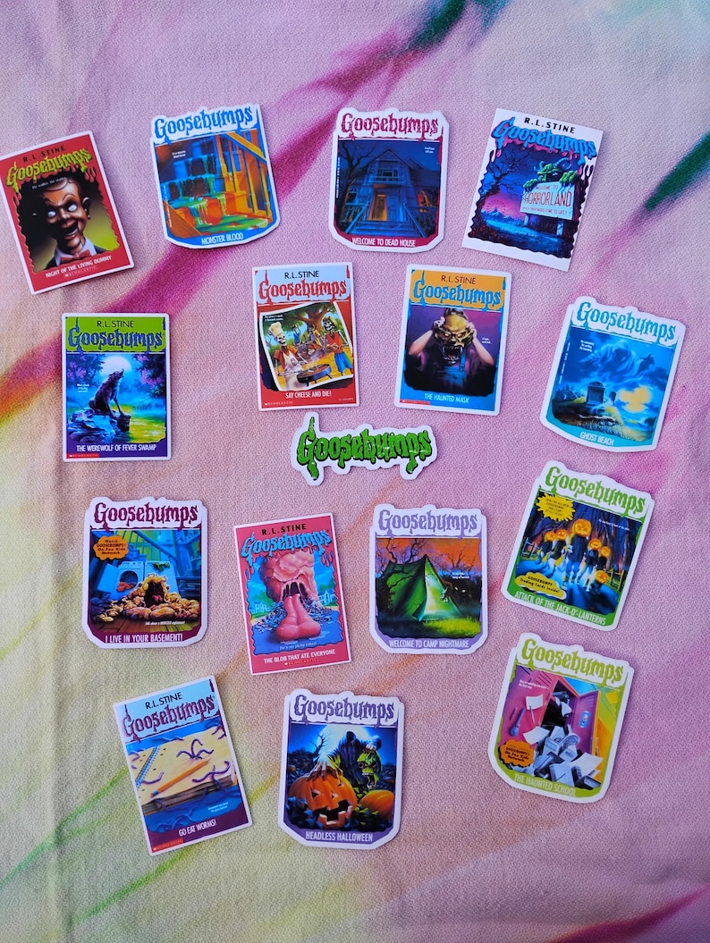 K&ouml;nnte beinhalten: Eine Sammlung farbenfroher Goosebumps-Aufkleber mit verschiedenen Buchcovern, die gruselige Illustrationen und das Logo der Serie zeigen. Die Aufkleber zeigen Bilder von Monstern, Spukh&auml;usern und anderen unheimlichen Szenen.