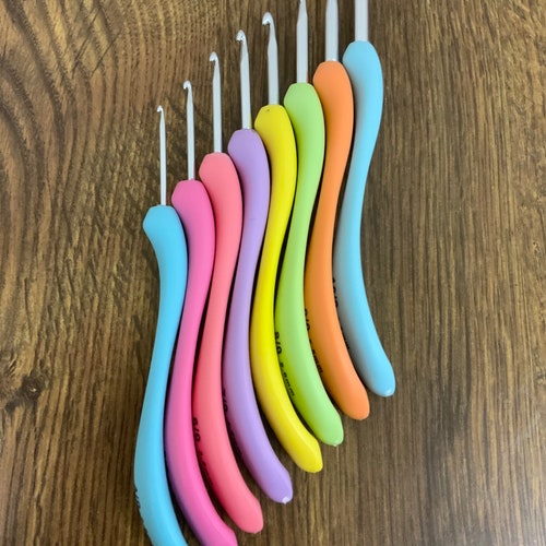 Set of 8 Colourful Ergonomic Crochet Hooks Metal and Plastic Etsy