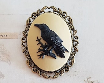 Spilla corvo in crema avorio scuro e nero, spilla uccello corvo, gotico, ispirata a Poe, scegli nero opaco, argento antico o bronzo