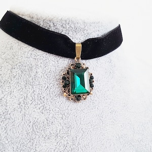 Black Velvet Choker with Emerald Green Jewel Drop, Vintage Victorian Style Gothic Choker, Antique Gold, Or Green Velvet, Choose Your Length