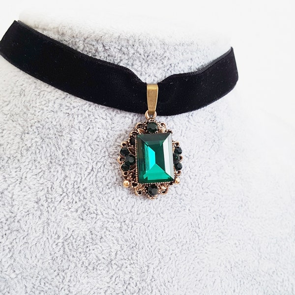 Black Velvet Choker with Emerald Green Jewel Drop, Vintage Victorian Style Gothic Choker, Antique Gold, Or Green Velvet, Choose Your Length