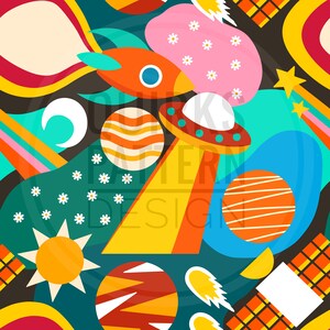 Puede incluir: Un patrón abstracto colorido con un OVNI, un cohete, planetas, estrellas y flores. El fondo es azul oscuro con una variedad de formas y colores.
