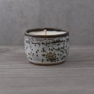 Keramikkerze 125g – Handgefertigte Steingut Sojawachskerze – Stein & Gewürz Duft – Wiederverwendbarer Topf