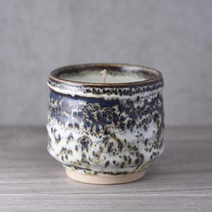 Keramikkerze 155g – Handgefertigte Steinzeug Sojawachskerze – Eiche & Ember Duft – Wiederverwendbarer Topf