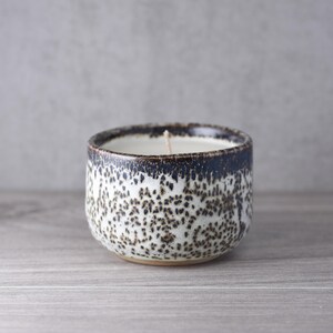 Keramikkerze 160g – Handgefertigte Steingut Soja Wachs Kerze – Quiet Form Scent – Wiederverwendbarer Topf