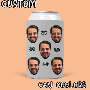 Pu&ograve; includere: Un refrigeratore per lattine bianco con un motivo ripetuto di un viso maschile e il numero 30. Il testo "CUSTOM CAN COOLERS" &egrave; stampato sul fondo del refrigeratore.