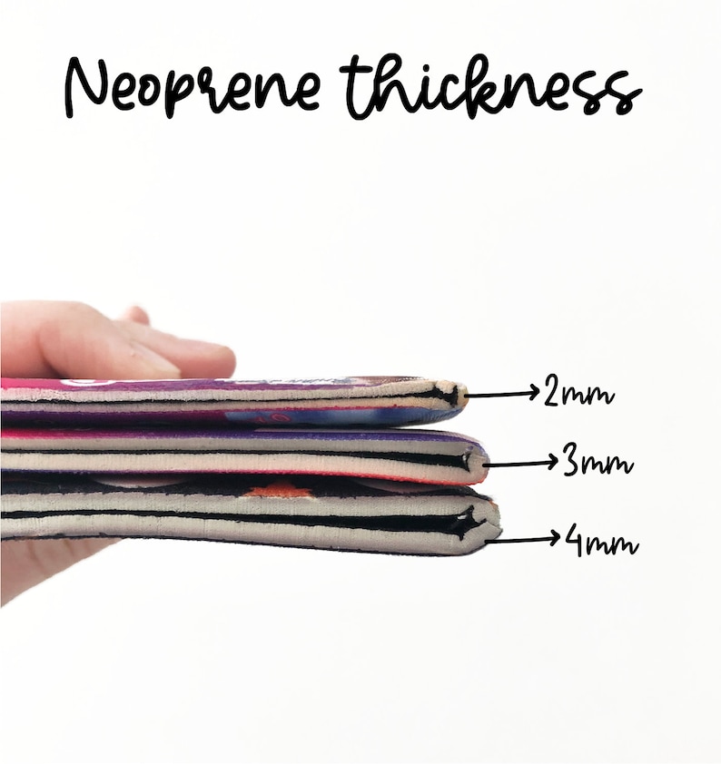Pu&ograve; includere: Tre pezzi di neoprene impilati uno sopra l'altro, che mostrano i diversi spessori: 2 mm, 3 mm e 4 mm.