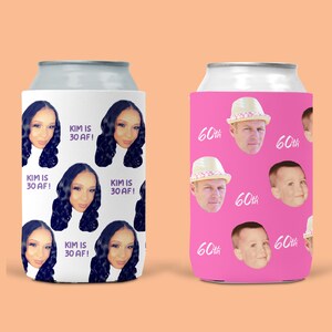 Pu&ograve; includere: Due refrigeratori per lattine bianchi con design diversi. Il primo refrigeratore ha uno sfondo bianco con un'immagine ripetuta del viso di una donna e il testo "KIM IS 30 AF!" Il secondo refrigeratore ha uno sfondo rosa con un'immagine ripetuta del viso di un uomo con un cappello e il testo "60th".