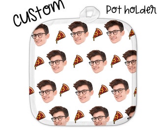 Puede incluir: Un agarrador de olla blanco con un patrón repetido de la cara de una persona y una rebanada de pizza. El texto "CUSTOM" está en la esquina superior izquierda y "pot holder" está en la esquina superior derecha.