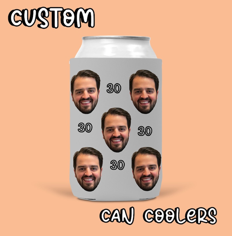 Pu&ograve; includere: Un refrigeratore per lattine bianco con un motivo ripetuto di un viso maschile e il numero 30. Il testo "CUSTOM CAN COOLERS" &egrave; stampato sul fondo del refrigeratore.