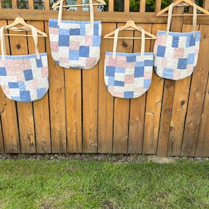 Sacola de colcha vintage azul pastel e rosa, listras nas costas em índigo tingido, lenços vintage amarrados na alça