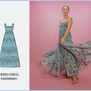Könnte beinhalten: Ein hellblaues Stufenkleid mit floralem Muster, Bindeträgern und einem fließenden Rock. Das Kleid wird in einem Studio vor rosa Hintergrund gezeigt. Das Bild enthält auch eine Strichzeichnung des Kleides und den Text "TIERED DRESS SAVANNAH".