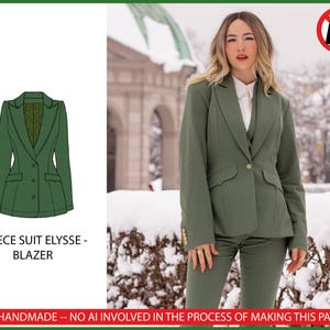 Op de afbeelding: Een groen drieledig pak, inclusief een blazer, wordt getoond. De blazer heeft een getailleerde pasvorm met een revers en een knoopsluiting. De afbeelding toont ook een vrouw die het pak buiten draagt in een besneeuwde omgeving. Tekst op de afbeelding luidt "3 PIECE SUIT ELYSSE - BLAZER".