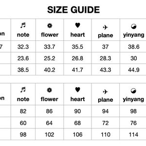 K&ouml;nnte beinhalten: Gr&ouml;&szlig;entabelle mit Ma&szlig;en in Zoll und Zentimetern f&uuml;r Brust, Taille und H&uuml;fte. Die Tabelle verwendet Symbole, um verschiedene Gr&ouml;&szlig;en darzustellen: Mond, Note, Blume, Herz, Flugzeug, Yin-Yang, Sonne und Pik.