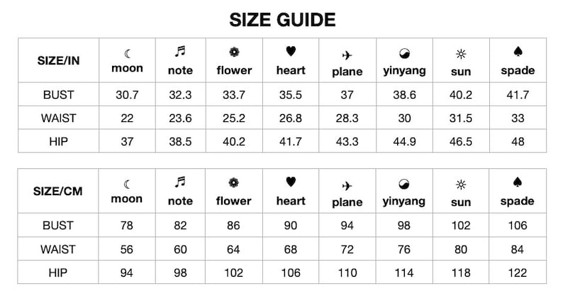 K&ouml;nnte beinhalten: Gr&ouml;&szlig;entabelle mit Ma&szlig;en in Zoll und Zentimetern f&uuml;r Brust, Taille und H&uuml;fte. Die Tabelle verwendet Symbole, um verschiedene Gr&ouml;&szlig;en darzustellen: Mond, Note, Blume, Herz, Flugzeug, Yin-Yang, Sonne und Pik.