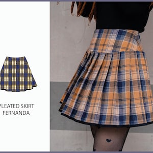 Puede incluir: Una falda plisada con estampado de cuadros azules y amarillos. La falda es corta y tiene un ribete negro. El texto "PLEATED SKIRT FERNANDA" está debajo de la falda.