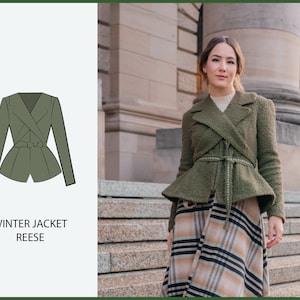 Puede incluir: Una chaqueta de invierno verde con un diseño de envoltura y un cinturón. La chaqueta tiene un dobladillo de péplum y mangas largas. El texto "WINTER JACKET REESE" está debajo de la imagen.