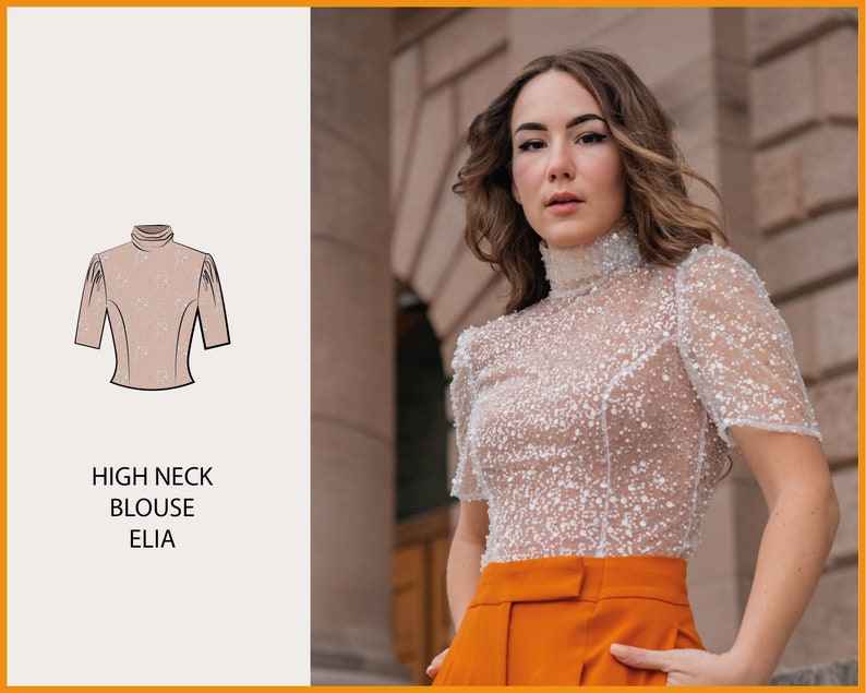 Może przedstawiać: Biała bluzka z wysokim kołnierzem i fakturą koralik&oacute;w. Bluzka ma kr&oacute;tkie rękawy i dopasowany kr&oacute;j. Tekst "HIGH NECK BLOUSE ELIA" jest wydrukowany pod obrazkiem.