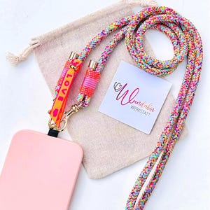 Handykette mit Love-Quaste aus Tau. Neon.  Universales Handyband. Stylische Smartphonekette zum Umhängen. Geschenkidee für Frauen.