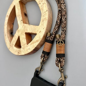 Braune Handykette aus Tau. Leder. Peace Anhänger. Bild 3