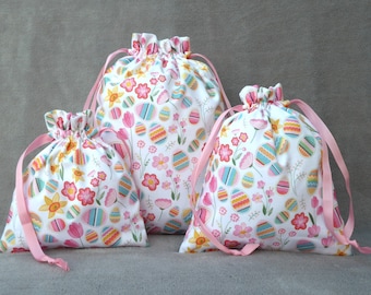Bolsas de regalo de Pascua con cordón, forradas, huevos de Pascua, flores de primavera.