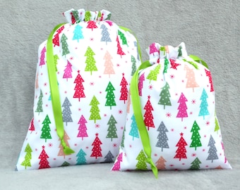 Bolsas de regalo con cordón para Navidad, árboles brillantes.