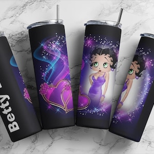 Op de afbeelding: Vier zwarte cilindervormige bekers met deksels en rietjes. Het ontwerp toont Betty Boop in een paarse jurk, roze harten en wervelende blauwe en paarse lichteffecten met glitters. De tekst Betty Boop is verticaal in witte letters afgedrukt.