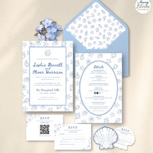 Op de afbeelding: Een trouwkaarten set met een lichtblauwe envelop met schelpenpatroon, een rechthoekige uitnodiging, een detailkaart met ovale rand, twee rechthoekige RSVP-kaarten met QR-code en een schelpvormige RSVP-kaart, alles voorzien van blauwe tekst.