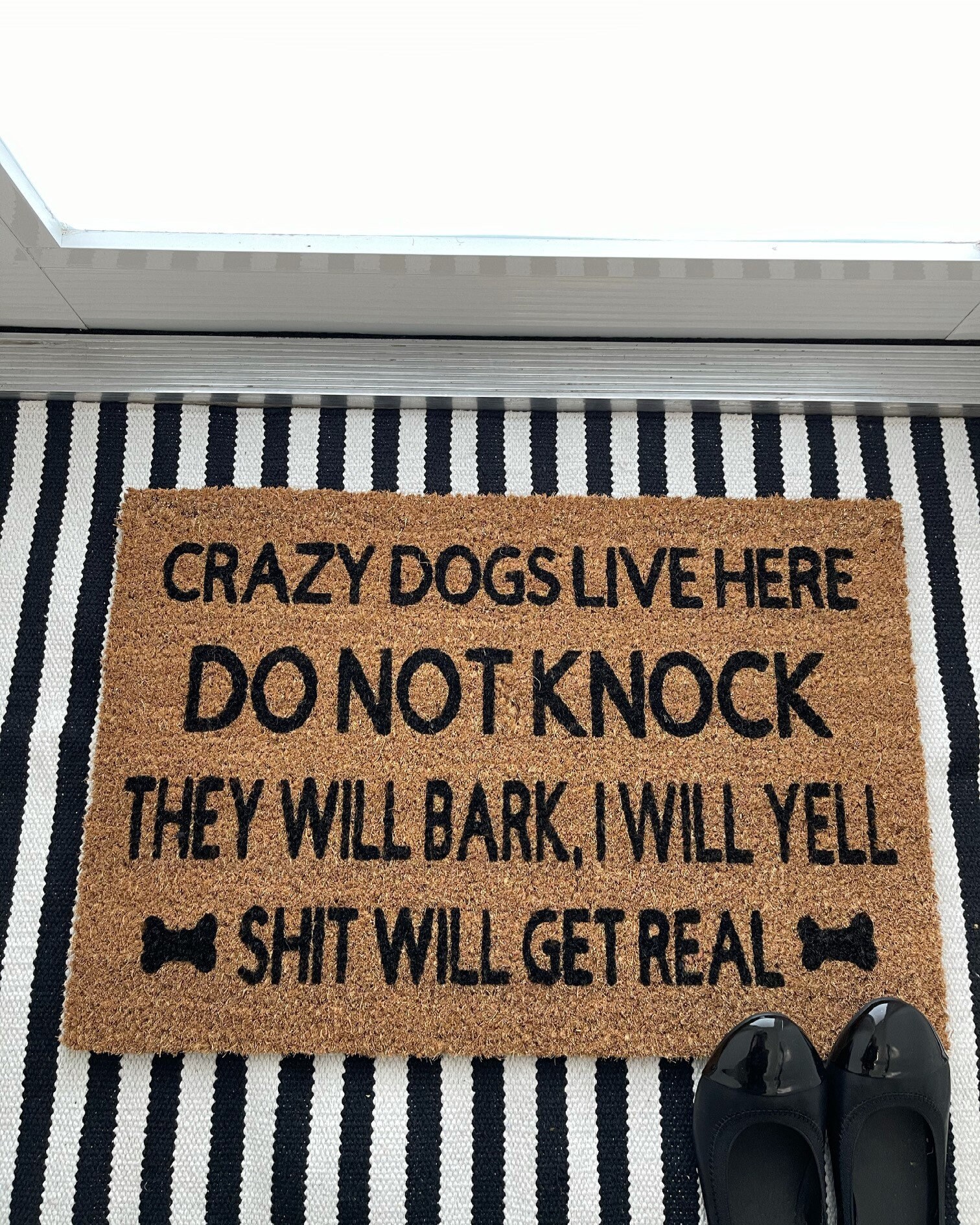 Hafhue Gartenflagge „A Crazy Dogs Live Here“ – 30,5 X 45,7 Cm, Doppelseitig, Wasserdicht, Leinen