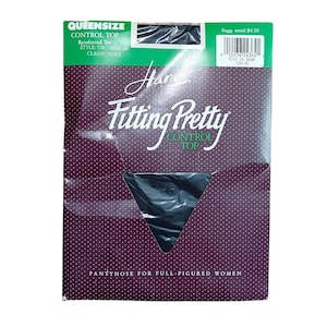 Könnte beinhalten: Eine Packung Hanes Fitting Pretty Control Top Strumpfhosen in Classic Navy. Die Verpackung ist dunkelviolett mit weißen Punkten und grün-weißem Text. Auf der Verpackung steht "Queen Size" und "Reinforced Toe".