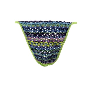 Puede incluir: Una braga de bikini de ganchillo con un vibrante patrón de rayas horizontales multicolor en tonos azul, morado, rosa y verde lima. La prenda está rematada con un borde de ganchillo en verde lima sólido en la cintura y las aberturas de las piernas.