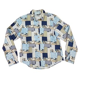 Könnte beinhalten: Ein langärmeliges Hemd mit Knopfleiste und Patchwork-Design in den Farben Hellblau, Marineblau, Beige und Weiß. Das Muster besteht aus abwechselnden Quadraten und Rechtecken mit Blumenprints, Vichy-Karos und einfarbigen Blöcken.