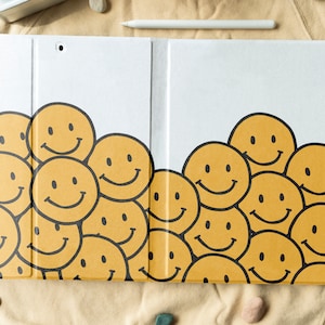 Smiley Good Vibe iPad Case With Pen Slot For Book Stand iPad 10.2&quot;/10.9in/11in/12.9in, iPad Air 5/4, iPad Pro 2021, iPad 2022/2020/2019