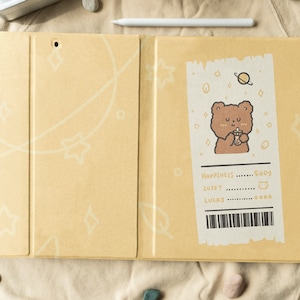 かわいいクマのポジティブバイブ iPad ケース ペンスロット付き ブックスタンド iPad 10.2インチ/10.9インチ/11インチ、iPad Air 4、iPad Pro 2022/2021、iPad 2020/2019/2018 用