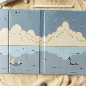 ネス湖モンスター iPadケース ペンスロット付き ブックスタンド付き iPad 10.2インチ/10.9インチ/11インチ/12.9インチ、iPad Air 5/4、iPad Pro 2021、iPad 2022/2020/2019対応