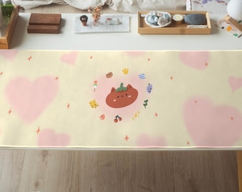 Puede incluir: Una alfombrilla de ratón amarilla y rosa con un gato de dibujos animados que lleva una corona y está rodeado de corazones, estrellas y otras pequeñas ilustraciones.