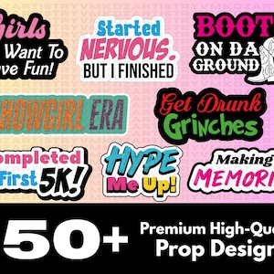 Peut inclure: Plusieurs modèles d'accessoires colorés avec des phrases comme « Girls Just Want To Have Fun ! » et « Boots On Da Ground ». L'image comprend également le texte « 150+ Premium High-Quality Prop Designs ».