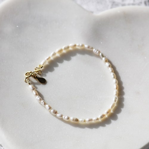 Natural Freshwater Pearl Bracelet Tiny Pearl Beaded Bracelet Dainty Pearl Bracelet Rice Pearl Bracelet Minimalist Bracelet Bridal Gift