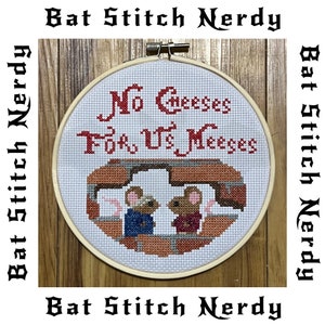 Puede incluir: Un aro de bordado blanco con un diseño de punto de cruz que presenta dos ratones y el texto "No Cheeses For Us Meeses".