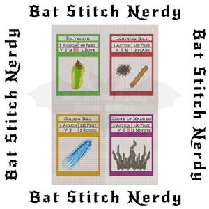 Puede incluir: Patrón de punto de cruz con cuatro cartas de hechizos de fantasía: Polymorph, Lightning Bolt, Guiding Bolt y Crown of Madness. Cada carta tiene un diseño y una combinación de colores únicos, con texto que indica los detalles del hechizo. Las palabras "Bat Stitch Nerdy" están en las esquinas.