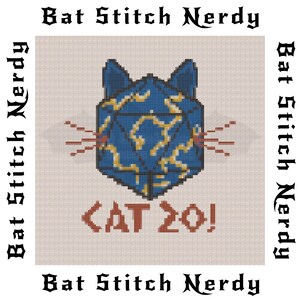 Puede incluir: Patrón de punto de cruz con un dado de veinte caras en forma de gato azul y dorado con el texto "CAT 20!" debajo. El patrón está rodeado por un borde con el texto "Bat Stitch Nerdy" repetido en todos los lados.