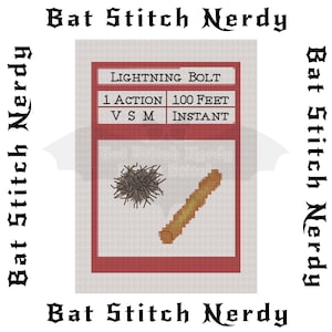 Könnte beinhalten: Kreuzstich-Design mit einer rot umrandeten Karte mit dem Text "LIGHTNING BOLT", "1 ACTION" und "100 FEET". Die Karte enthält auch eine braune, stachelige Form und eine gelbe Blitzform. Die Worte "Bat Stitch Nerdy" befinden sich im Rand.