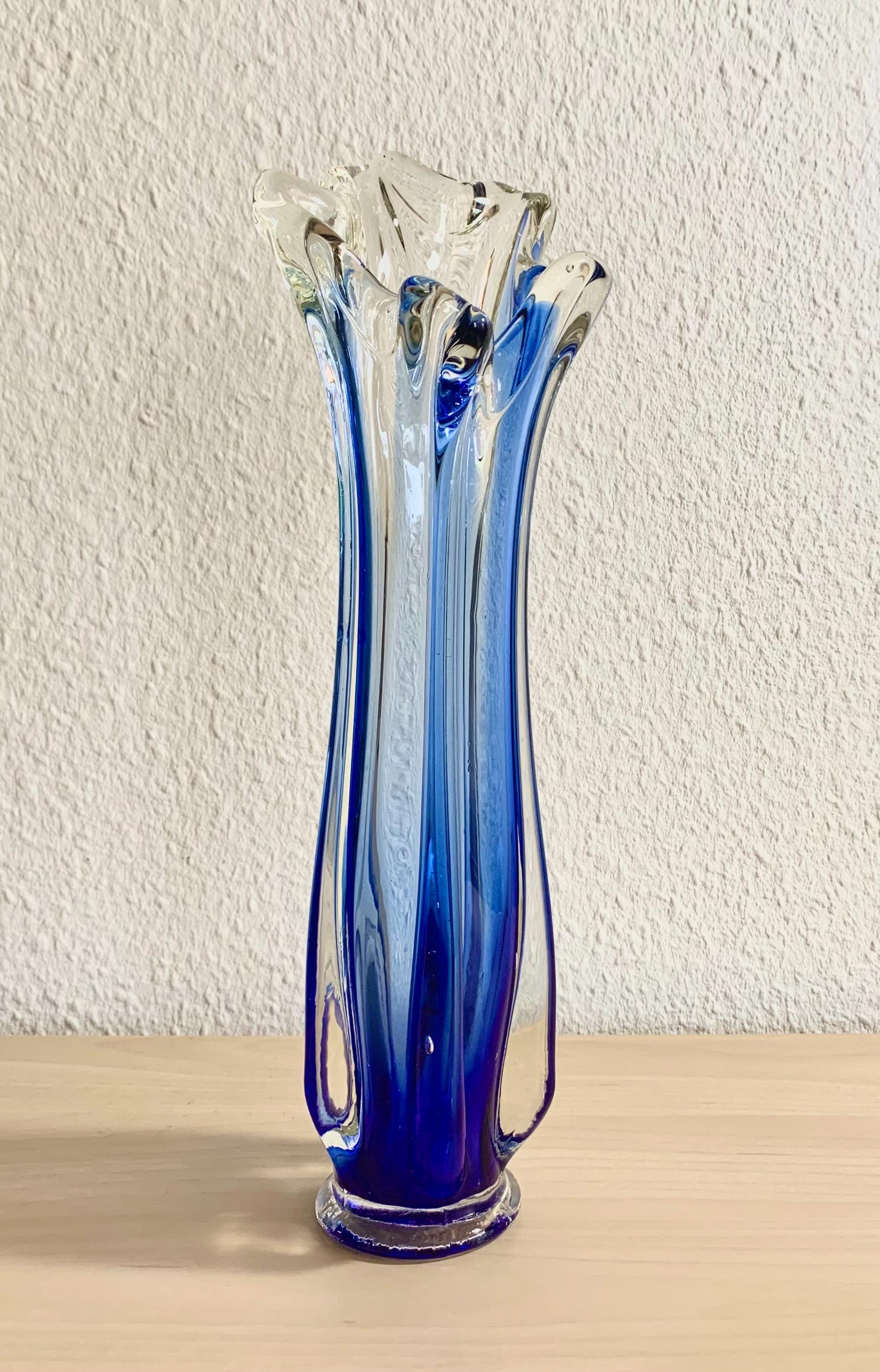 ヴィンテージの青と透明のガラスの花瓶、ミッドセンチュリー - Etsy 日本