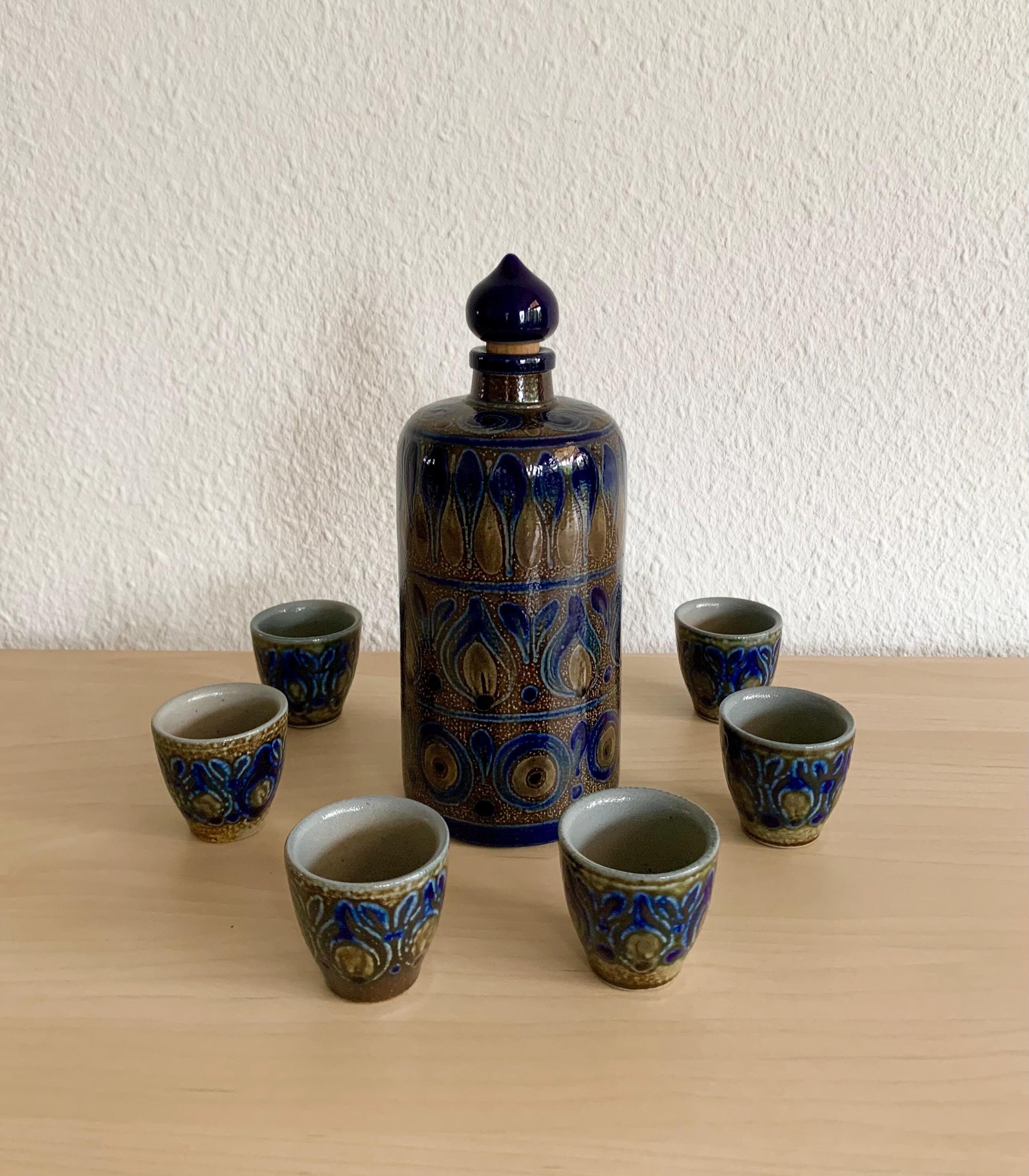 Set da liquore vintage, ceramica, caraffa e sei tazze, anni '60, Germania