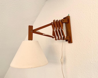 Lámpara de pared escandinava vintage de madera con brazo de tijera de mediados de siglo