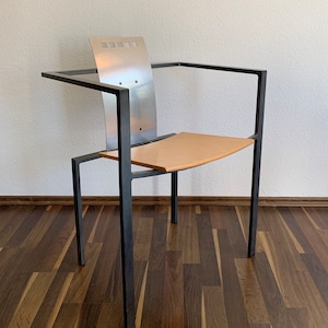 1 av 2 | KFF Design Memphis-stol av Karl Friedrich Förster, 1980-talet