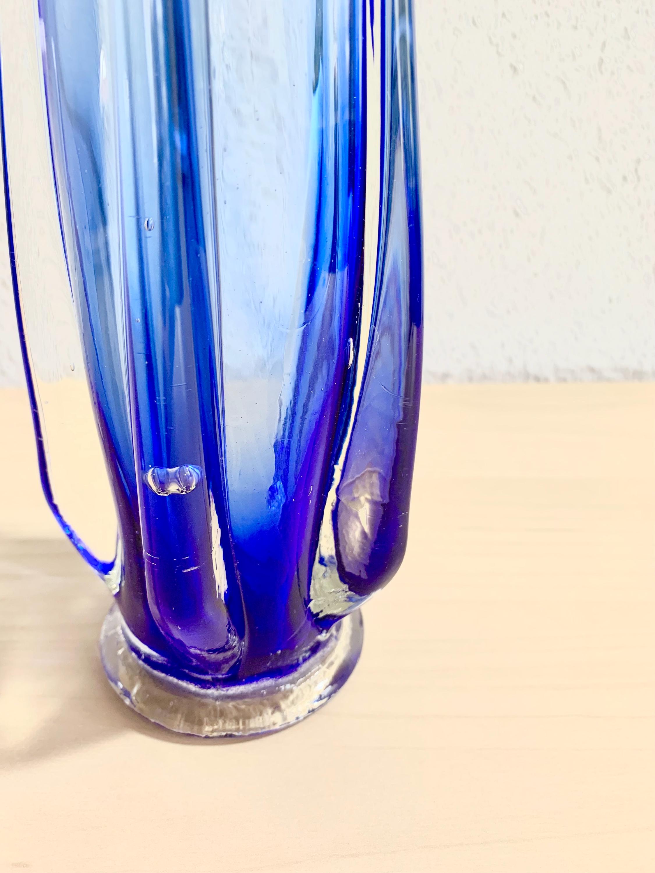 ヴィンテージの青と透明のガラスの花瓶、ミッドセンチュリー - Etsy 日本